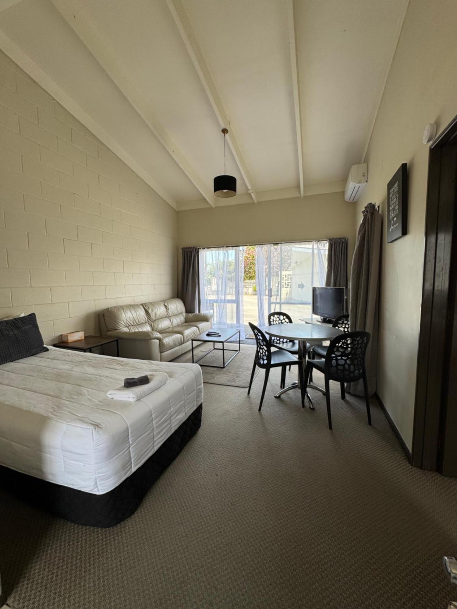 Fountain Court Motel タウランガ エクステリア 写真